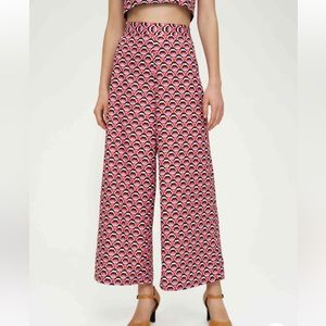 Jazz It Up Printed Trousers with a purple and pink geometric pattern never worn